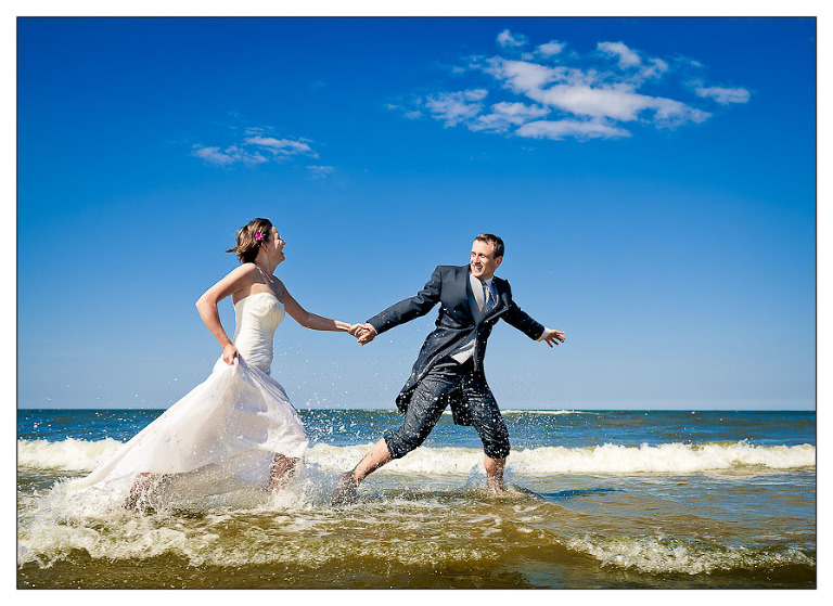 fotograf ślubny Warszawa, sesja zdjęciowa nad morzem, zdjęcia w wodzie, fotograf warszawa, plener ślubny