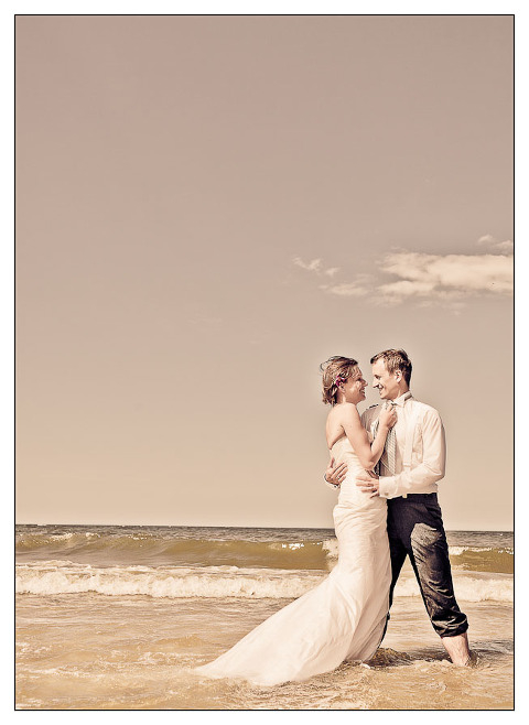 fotograf ślubny Warszawa, sesja zdjęciowa nad morzem, zdjęcia w wodzie, fotograf warszawa, plener ślubny, zdjęcia Łeba