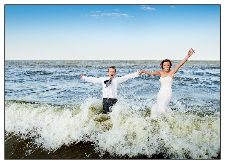 fotograf ślubny Warszawa, sesja zdjęciowa nad morzem, zdjęcia w wodzie, fotograf warszawa, plener ślubny, zdjęcia Łeba